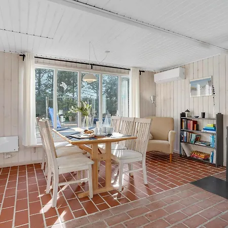 3 Bedroom Cozy In 펜션